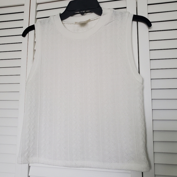 URBAN Romantics Sweaters - 🍋 URBAN Romantics White Sleeveless Knit Sweater Top